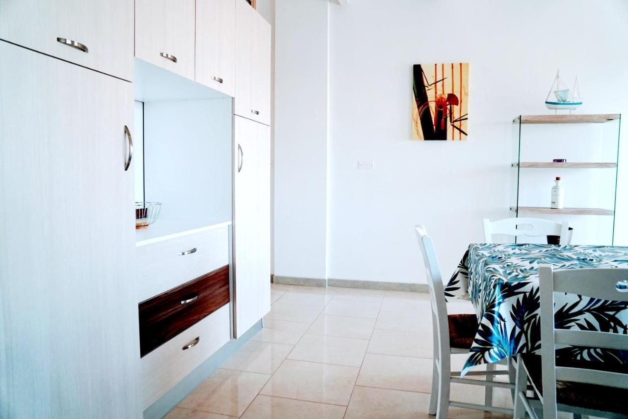 Torre Lapillo Fronte Mare In Centro With Covered Parking Exterior photo