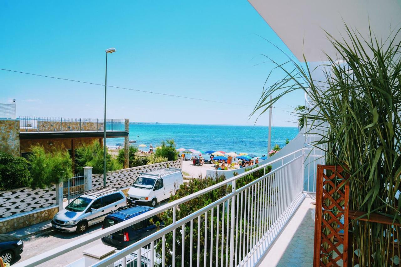 Torre Lapillo Fronte Mare In Centro With Covered Parking Exterior photo