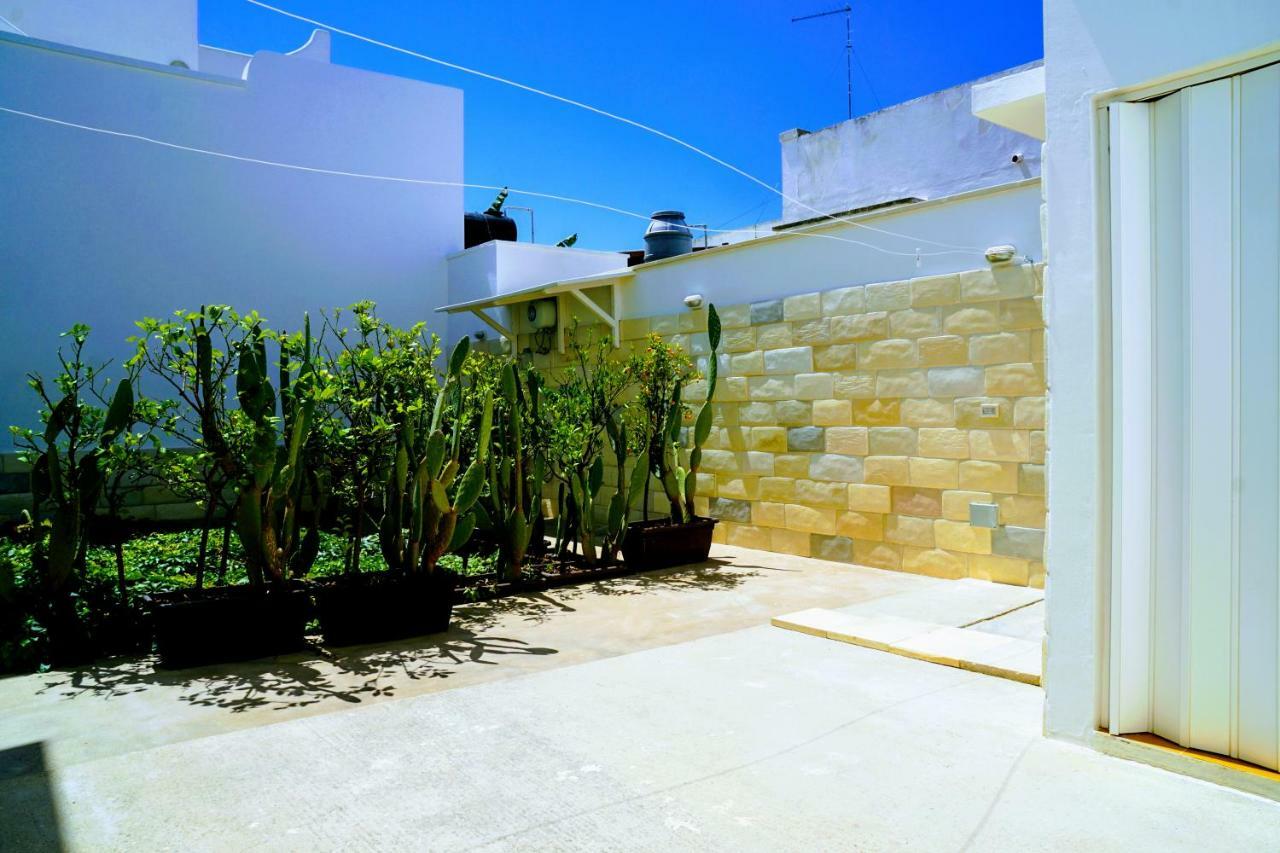 Torre Lapillo Fronte Mare In Centro With Covered Parking Exterior photo